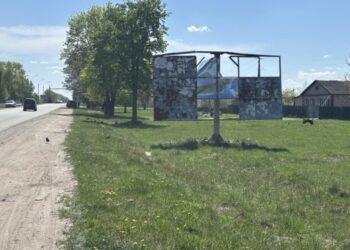 Фотофакт! Всіх, хто в’їжджає до Шостки, зустрічає жахливий біл-борд