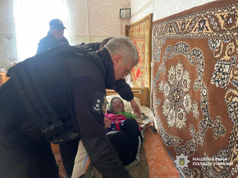 Із обстрілюваного села на Новгород-Сіверщині евакуювали маломобільну пенсіонерку