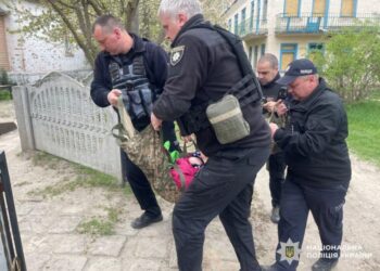 Із обстрілюваного села на Новгород-Сіверщині евакуювали маломобільну пенсіонерку
