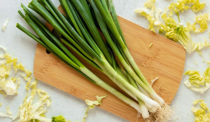 Куди додавати червону цибулю, а куди - білу та зелену: експертка пояснила різницю