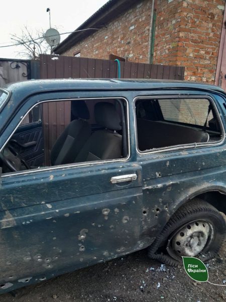 Лісник з Шосткинщини дивом урятувався від російського дрона, на його машину скинули вибухівку