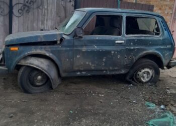 Лісник з Шосткинщини дивом урятувався від російського дрона, на його машину скинули вибухівку