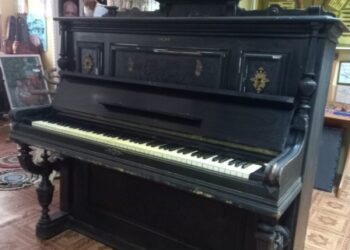 Музею на Конотопщині передали піаніно 1905 року випуску