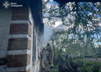 На Роменщині вогнеборці гасили пожежу в житловому будинку