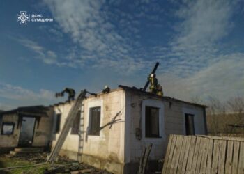 На Шосткинщині унаслідок пожежі вщент згорів дах житлового будинку