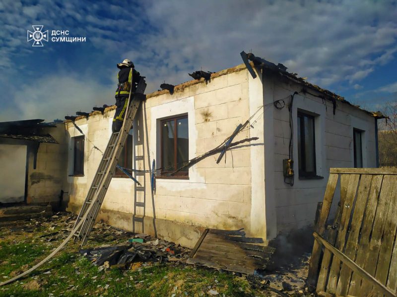На Шосткинщині унаслідок пожежі вщент згорів дах житлового будинку