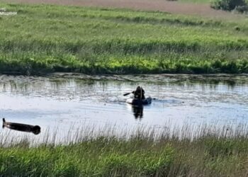 На Шосткинщині врятували чоловіка,який перекинувся на човні посеред озера (+відео)