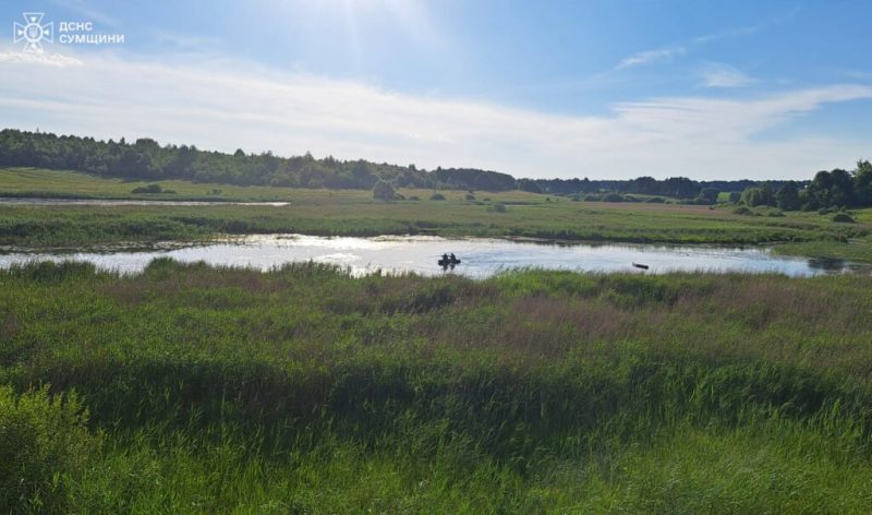 На Шосткинщині врятували чоловіка,який перекинувся на човні посеред озера (+відео)