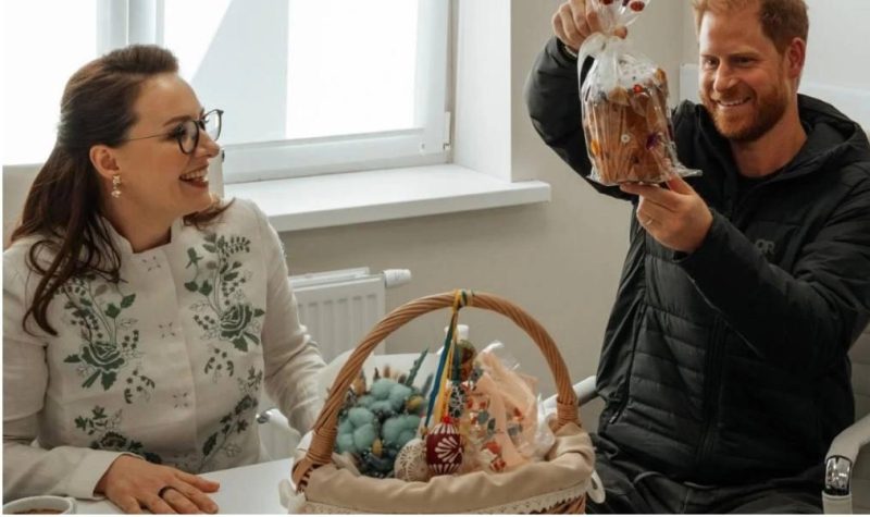 "Особливий подарунок": Меган Маркл показала, як вони куштують українську паску (відео)