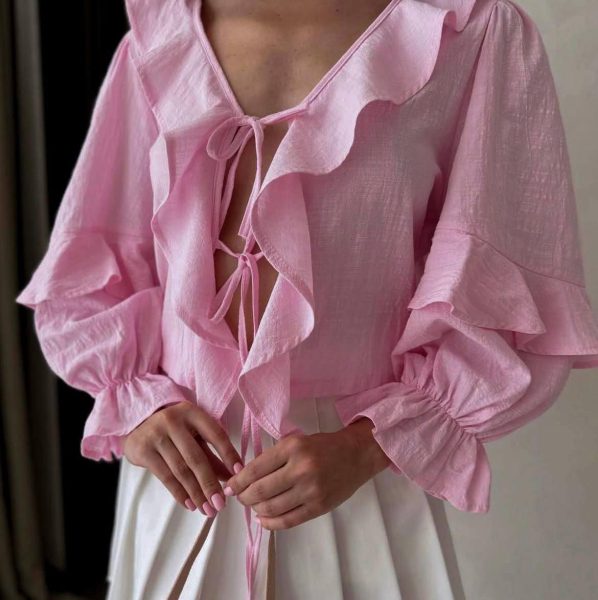 Підкреслять жіночність та індивідуальність: модні блузи весни-2025