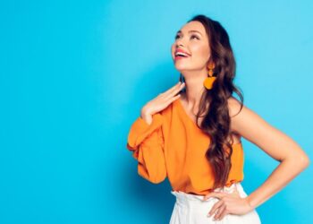 Підкреслять жіночність та індивідуальність: модні блузи весни-2025