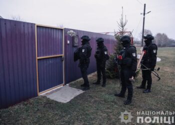 Поліція затримала групу людей, які повинні постачати металеві конструкції для будівництва лінії оборони на Сумщині