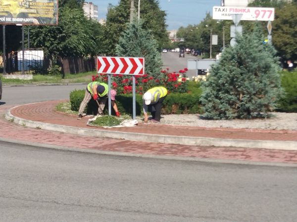 Працівники КП”Шостка-Зеленбуд” продовжують упорядковувати території по місту Шостка (фоторепортаж)