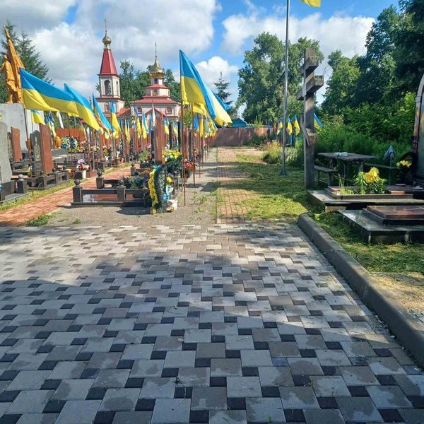 Працівники КП”Шостка-Зеленбуд” продовжують упорядковувати території по місту Шостка (фоторепортаж)