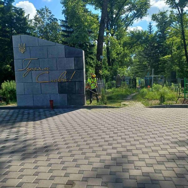 Працівники КП”Шостка-Зеленбуд” продовжують упорядковувати території по місту Шостка (фоторепортаж)