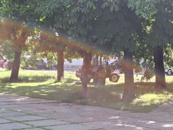 Працівники КП”Шостка-Зеленбуд” продовжують упорядковувати території по місту Шостка (фоторепортаж)