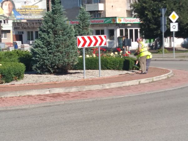 Працівники КП”Шостка-Зеленбуд” продовжують упорядковувати території по місту Шостка (фоторепортаж)