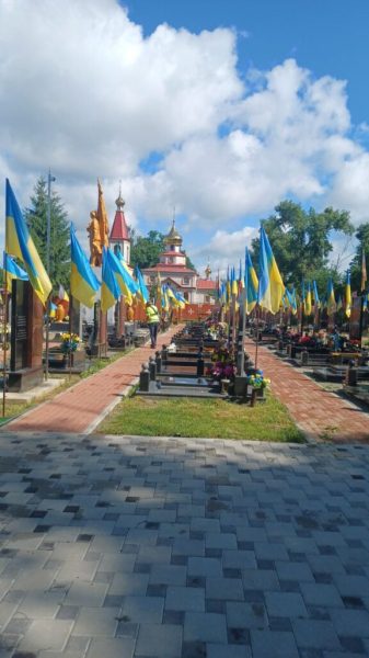 Працівники КП”Шостка-Зеленбуд” продовжують упорядковувати території по місту Шостка (фоторепортаж)