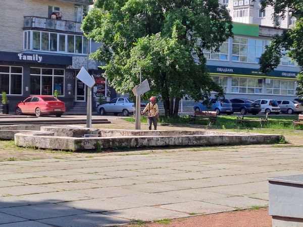 Працівники КП”Шостка-Зеленбуд” продовжують упорядковувати території по місту Шостка (фоторепортаж)