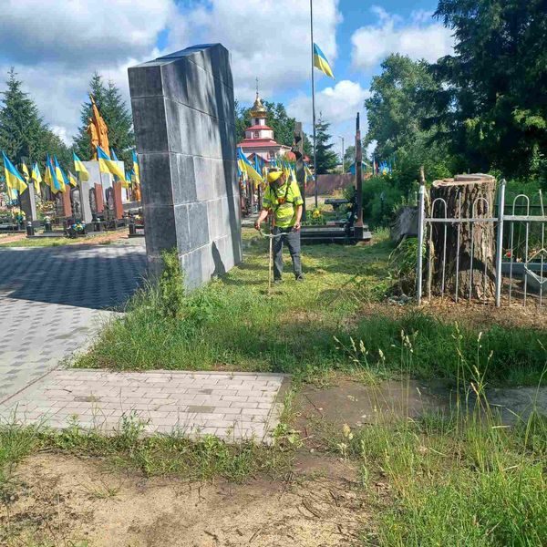 Працівники КП”Шостка-Зеленбуд” продовжують упорядковувати території по місту Шостка (фоторепортаж)