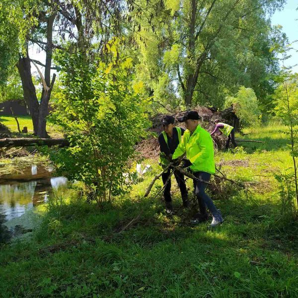 Працівники КП”Шостка-Зеленбуд” продовжують упорядковувати території по місту Шостка (фоторепортаж)