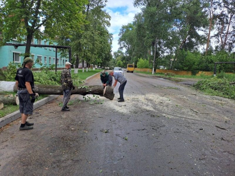 Працівники КП”Шостка-Зеленбуд”ліквідують наслідки негоди та очищують узбіччя доріг від ґрунту (фоторепортаж)