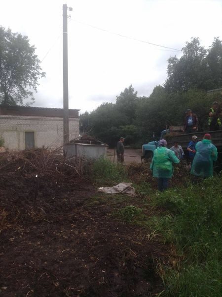 Працівники КП”Шостка-Зеленбуд”ліквідують наслідки негоди та очищують узбіччя доріг від ґрунту (фоторепортаж)