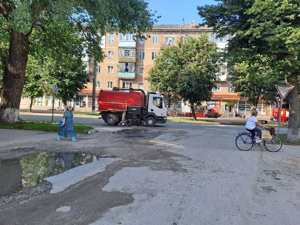 Працівники КП”Шостка-Зеленбуд”ліквідують наслідки негоди та очищують узбіччя доріг від ґрунту (фоторепортаж)