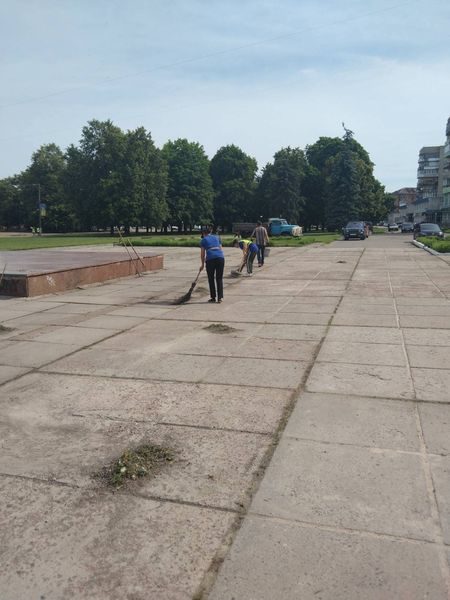 Працівники КП”Шостка-Зеленбуд”ліквідують наслідки негоди та очищують узбіччя доріг від ґрунту (фоторепортаж)