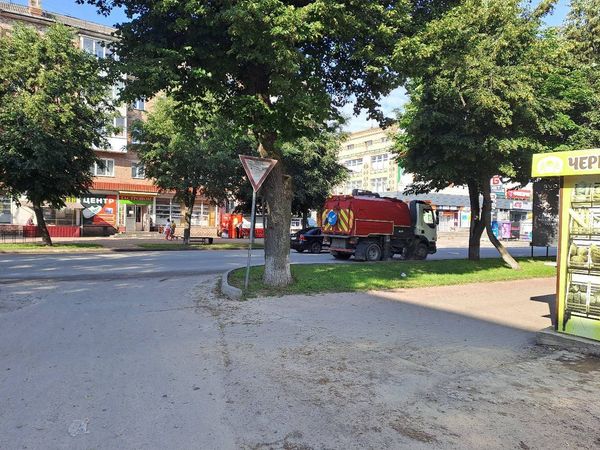 Працівники КП”Шостка-Зеленбуд”ліквідують наслідки негоди та очищують узбіччя доріг від ґрунту (фоторепортаж)