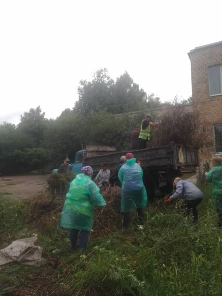 Працівники КП”Шостка-Зеленбуд”ліквідують наслідки негоди та очищують узбіччя доріг від ґрунту (фоторепортаж)