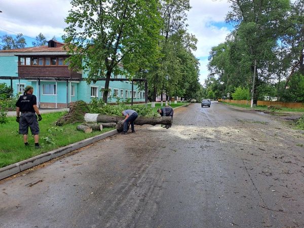 Працівники КП”Шостка-Зеленбуд”ліквідують наслідки негоди та очищують узбіччя доріг від ґрунту (фоторепортаж)