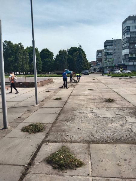 Працівники КП”Шостка-Зеленбуд”ліквідують наслідки негоди та очищують узбіччя доріг від ґрунту (фоторепортаж)