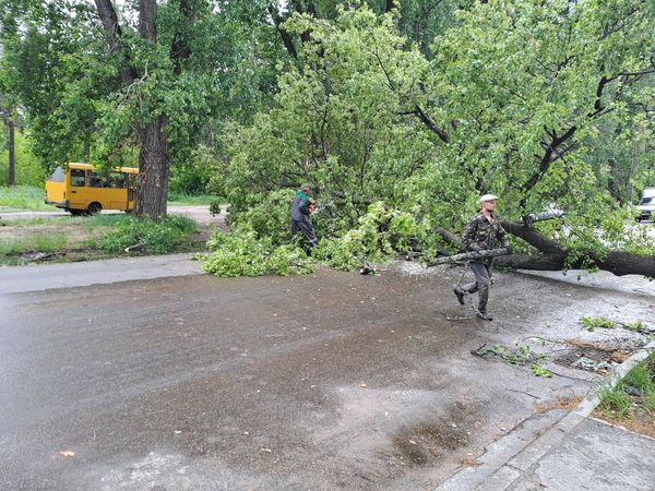 Працівники КП”Шостка-Зеленбуд”ліквідують наслідки негоди та очищують узбіччя доріг від ґрунту (фоторепортаж)