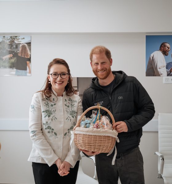 Принц Гаррі в Україні отримав великодній кошик із паскою, яку спекли бабусі із Сумщини