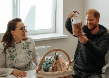 Принц Гаррі в Україні отримав великодній кошик із паскою, яку спекли бабусі із Сумщини