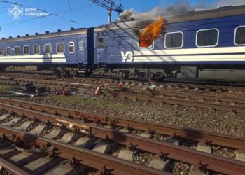 Рятувальники Конотопщини показали фото потяга, у якому сталася пожежа