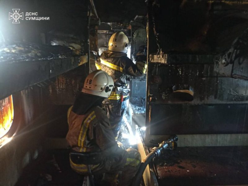 Рятувальники Конотопщини показали фото потяга, у якому сталася пожежа