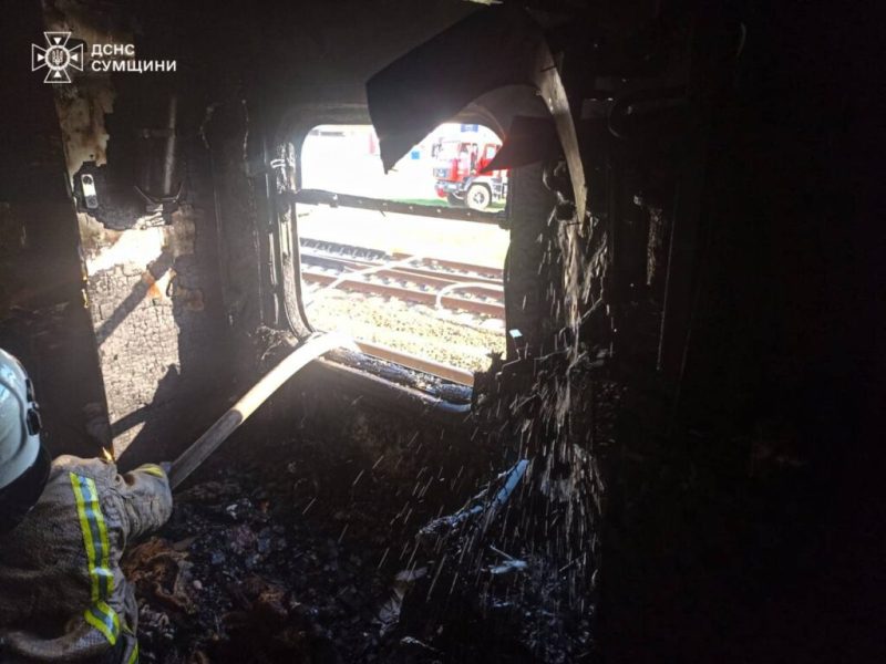 Рятувальники Конотопщини показали фото потяга, у якому сталася пожежа