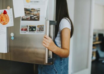 Що з’їсти перед сном, щоб заснути без проблем: ці продукти працюють краще за снодійне