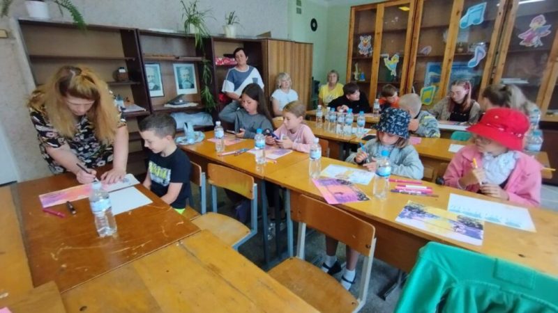 Шосткинська художниця та арт-педагог, Олеся Волкова лікувала мистецтвом учнів миронівської школи