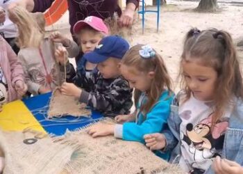 Шосткинські дошкільнята допомогають волонтерам плести маскувальні сітки для бійців ОШБ “Айдар” (+відео)