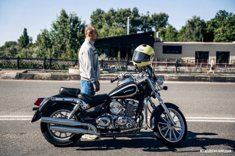 Сьогодні в Сумах під час щоранкової хвилини мовчання у центрі міста зупинився рух, вшановуючи пам’ять загиблих