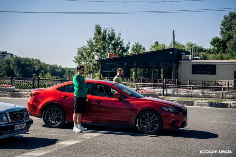 Сьогодні в Сумах під час щоранкової хвилини мовчання у центрі міста зупинився рух, вшановуючи пам’ять загиблих