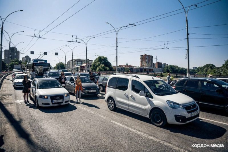 Сьогодні в Сумах під час щоранкової хвилини мовчання у центрі міста зупинився рух, вшановуючи пам’ять загиблих