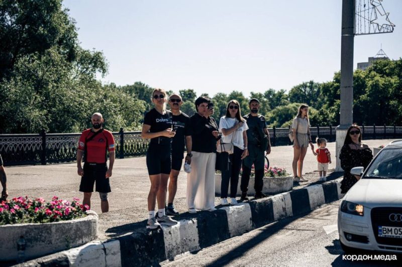 Сьогодні в Сумах під час щоранкової хвилини мовчання у центрі міста зупинився рух, вшановуючи пам’ять загиблих