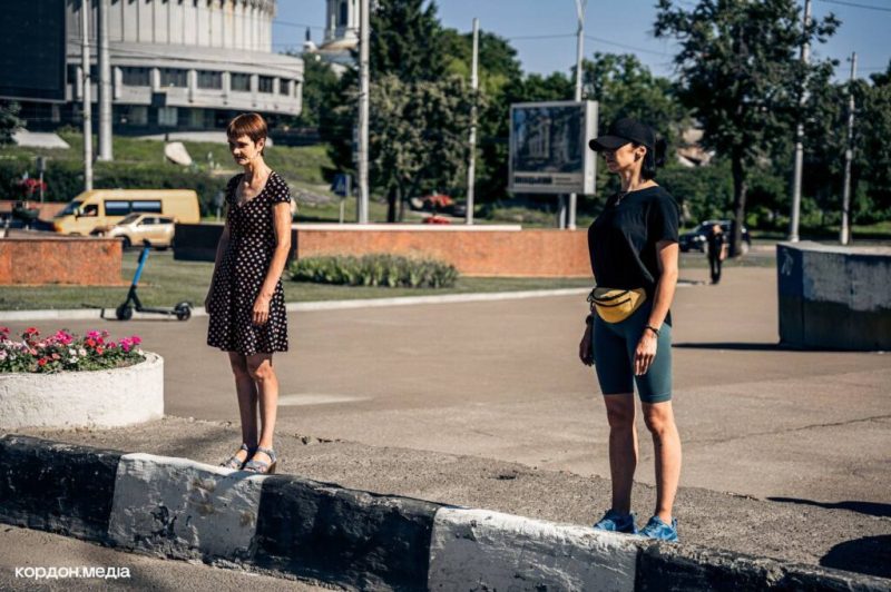 Сьогодні в Сумах під час щоранкової хвилини мовчання у центрі міста зупинився рух, вшановуючи пам’ять загиблих