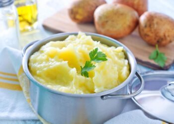 Стане повітряним і ніжним: що додати в картопляне пюре замість масла та молока
