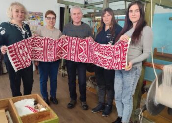 Телеведучий Костянтин Грубич відвідав виробництво Кролевецьких рушників