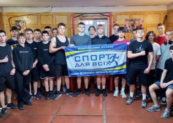 У Конотопі юнаки змагалися у підтягуванні на перекладині